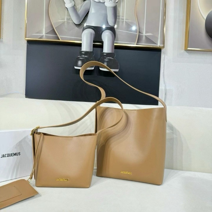JACQUEMUS LE PETIT REGALO BUCKET BAG IN TOWN
