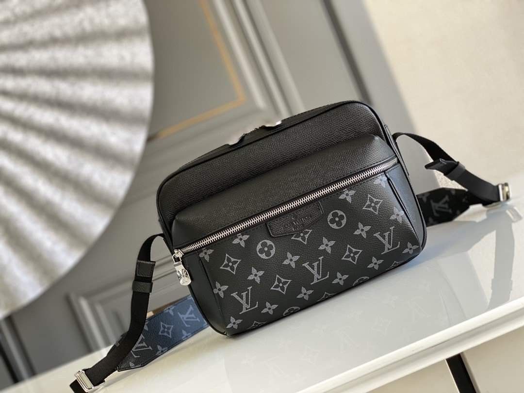 LOUIS VUITTON OUTDOOR MESSENGER