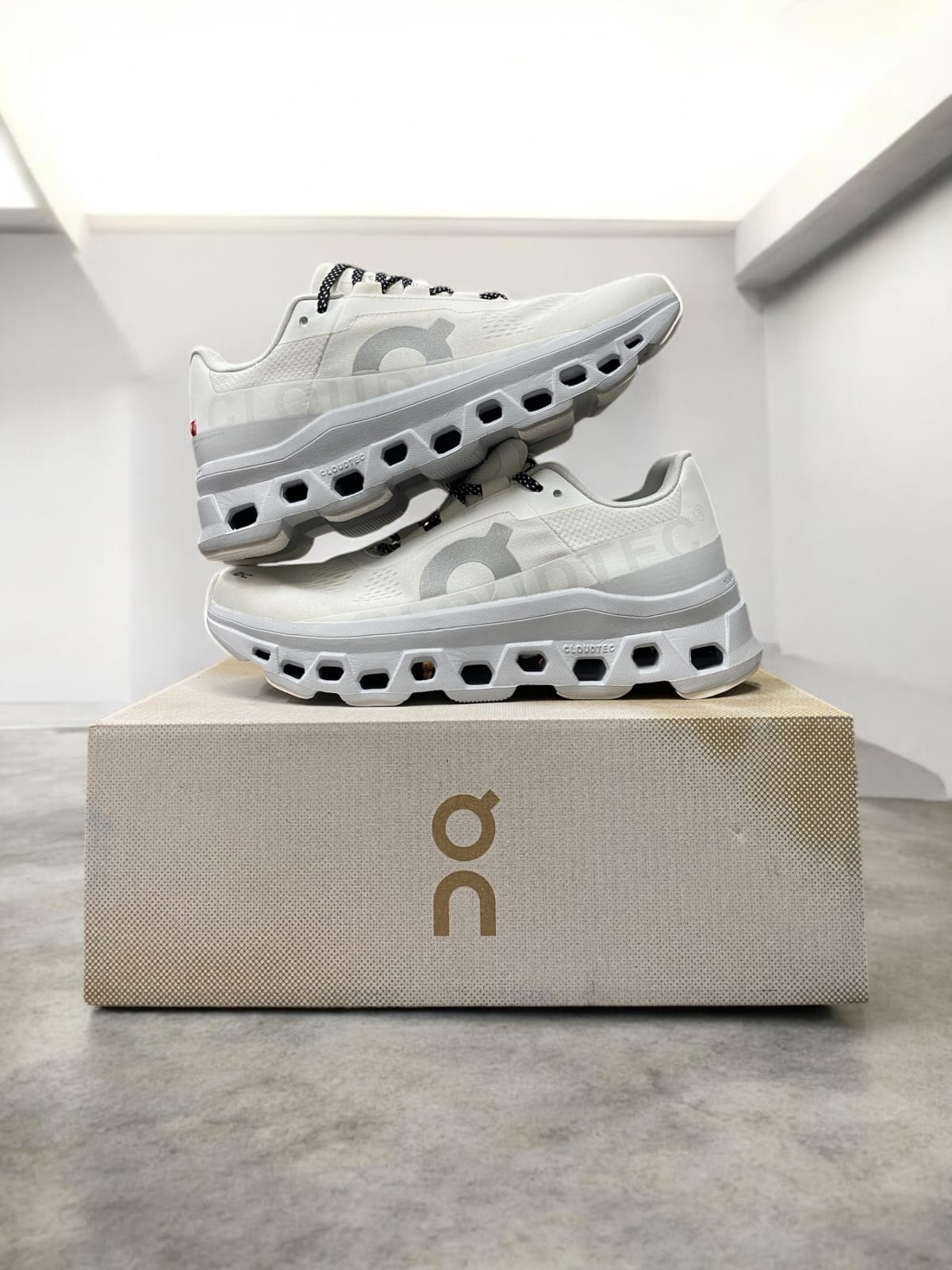 On Cloud monster White