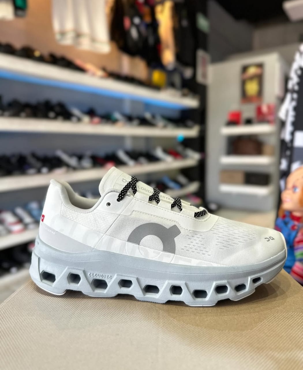 On Cloud monster White