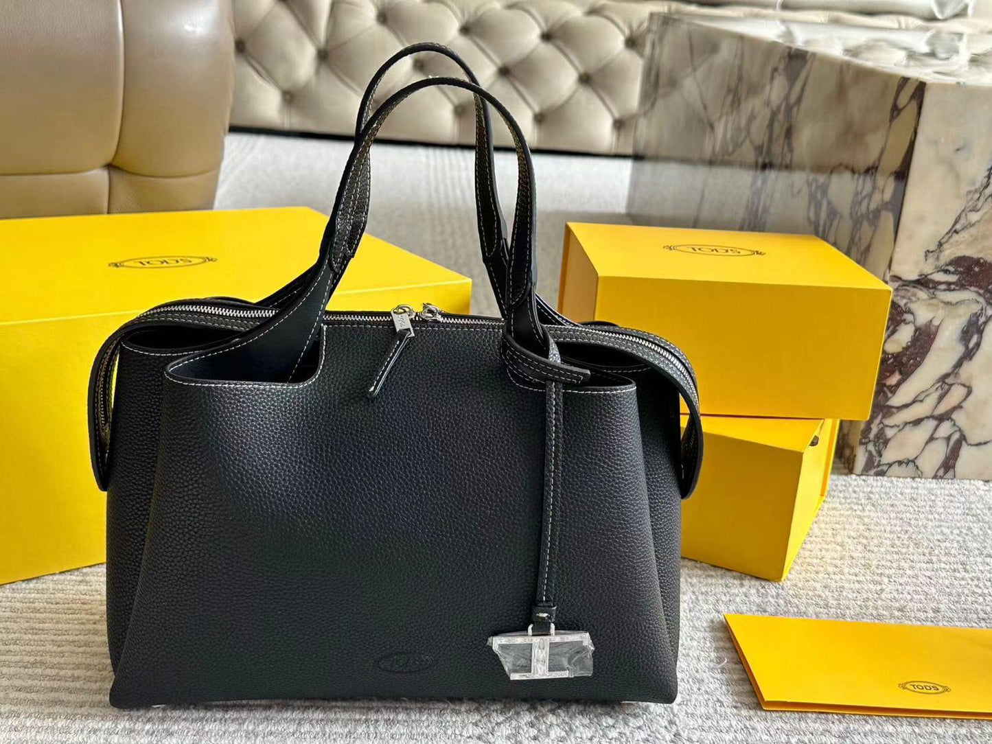 TODS TIMELESS BOSTON MEDIUM SIZED TOTE BAG