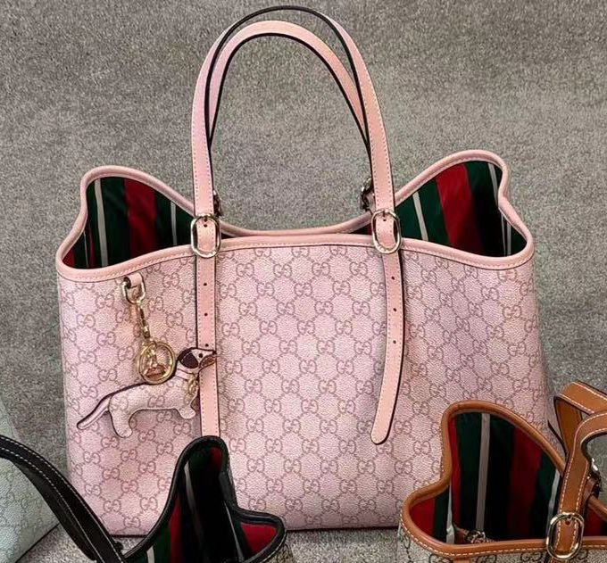 GUCCI EMBLEM TOTE WITH CHARM