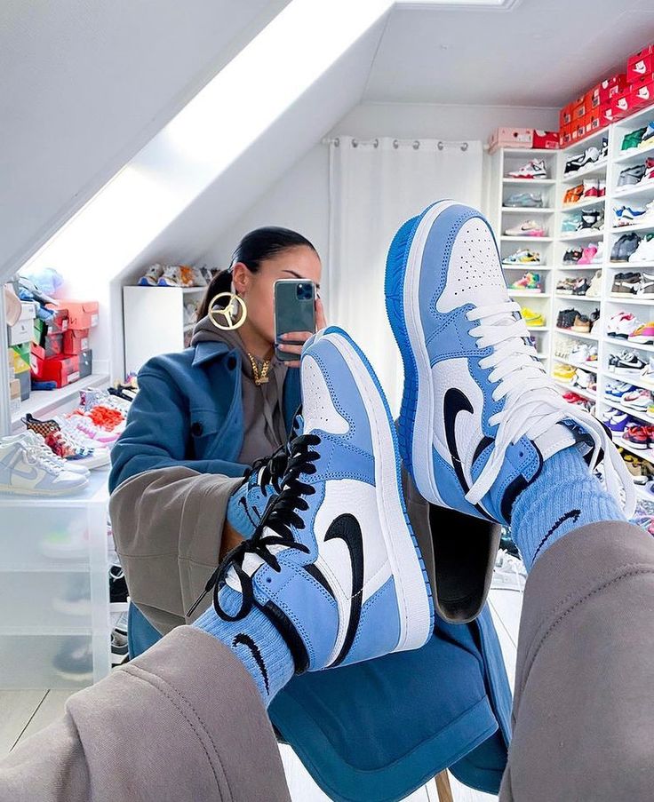 AIR JORDAN RETRO 1 HIGH OG UNIVERSITY BLUE SEMI UA
