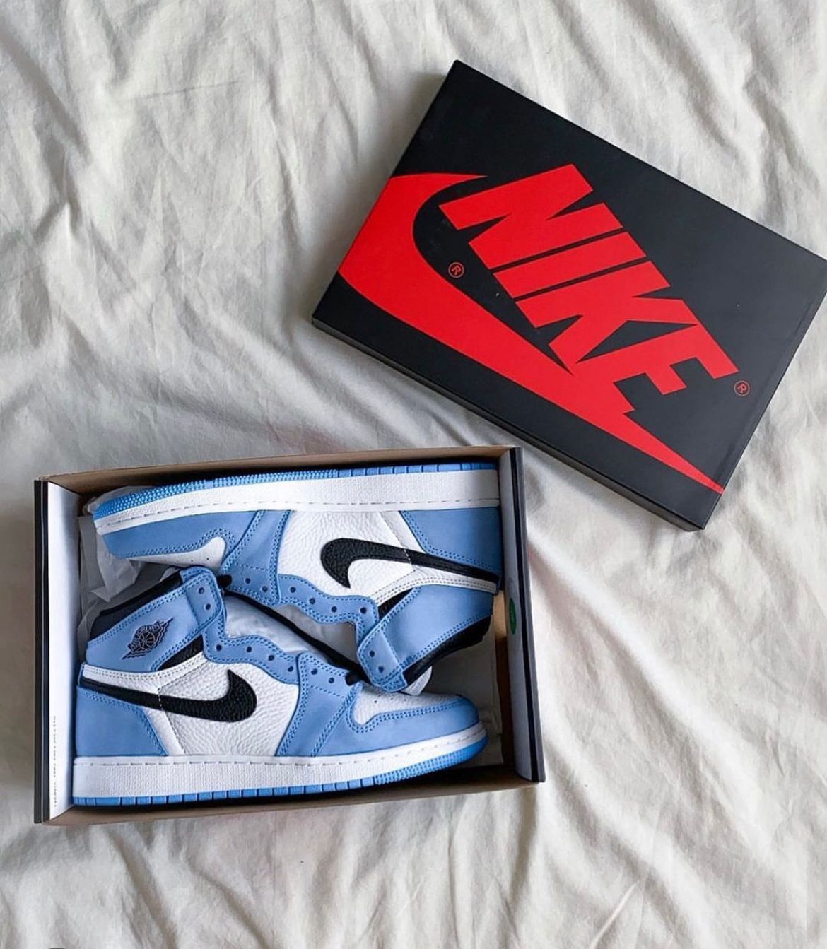 AIR JORDAN RETRO 1 HIGH OG UNIVERSITY BLUE SEMI UA
