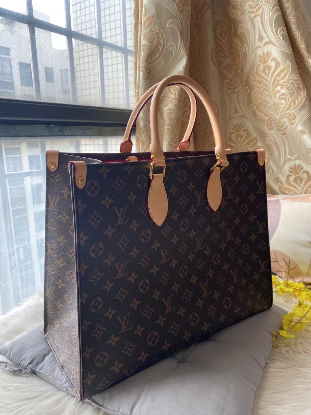 LOUIS VUITTON ON THE GO SIGNATURE SERIES