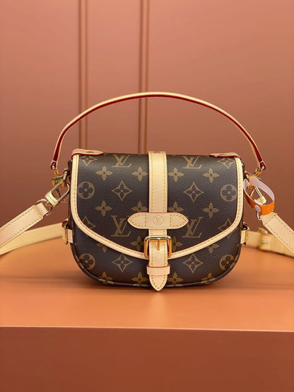 LOUIS VUITTON SAUMUR