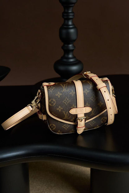 LOUIS VUITTON SAUMUR