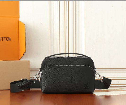 LOUIS VUITTON AVENUE MESSENGER BAGS